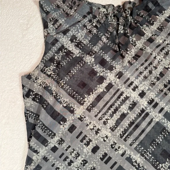 CAbi Sleeveless Plaid Floral Blouse Gray Black Lightweight Casual Dressy Top M - Picture 4 of 15
